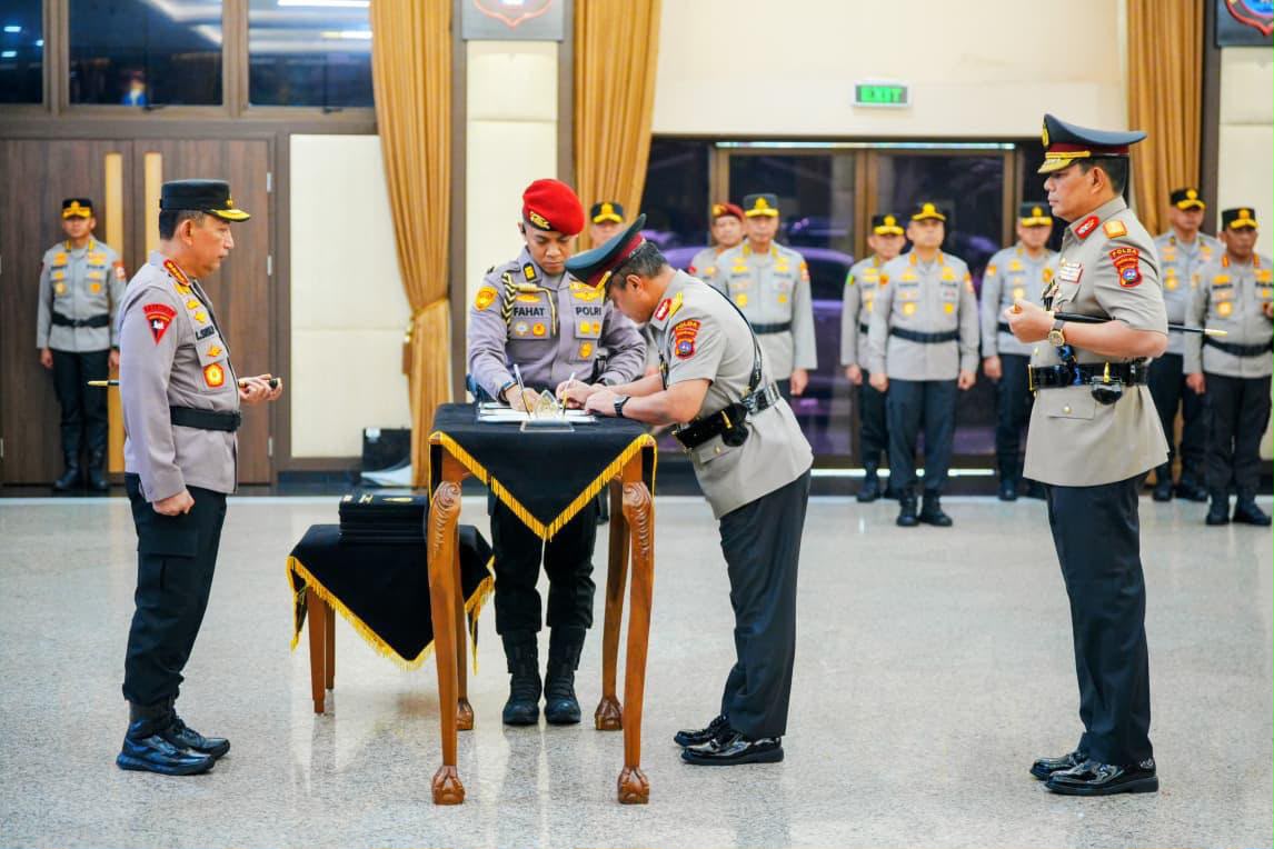 Kapolri Sertijab Enam Kapolda : Irjen Pipit Rismanto Resmi Jabat Kapolda Jabar, Gantikan Komjen Rudi Setiawan