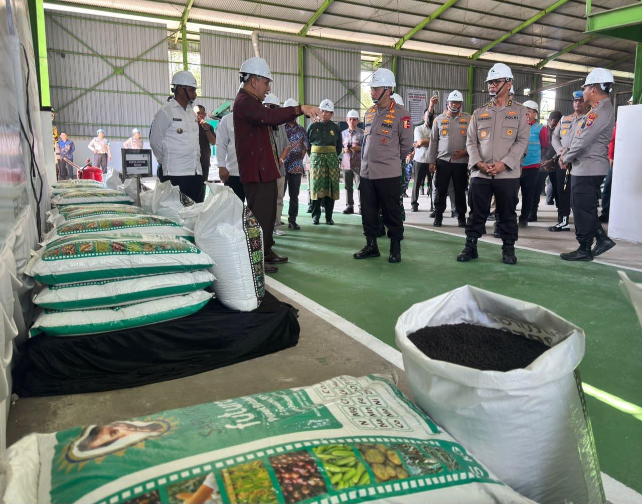 Kapolri Tinjau Pabrik Pupuk Batu Bara di Kampar, Lepas Distribusi 80 Ton untuk Kelompok Tani Riau