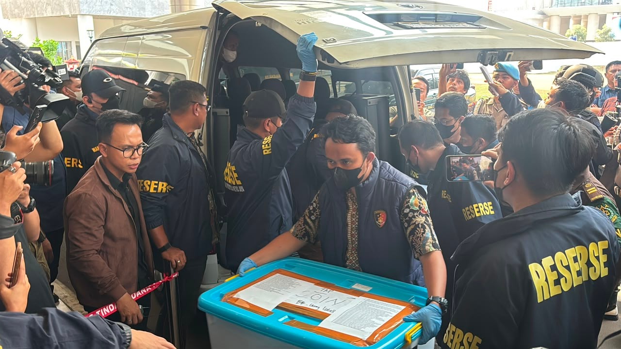 Polri Serahkan Tersangka dan Barang Bukti Perkara Korupsi ke Kejaksaan Agung
