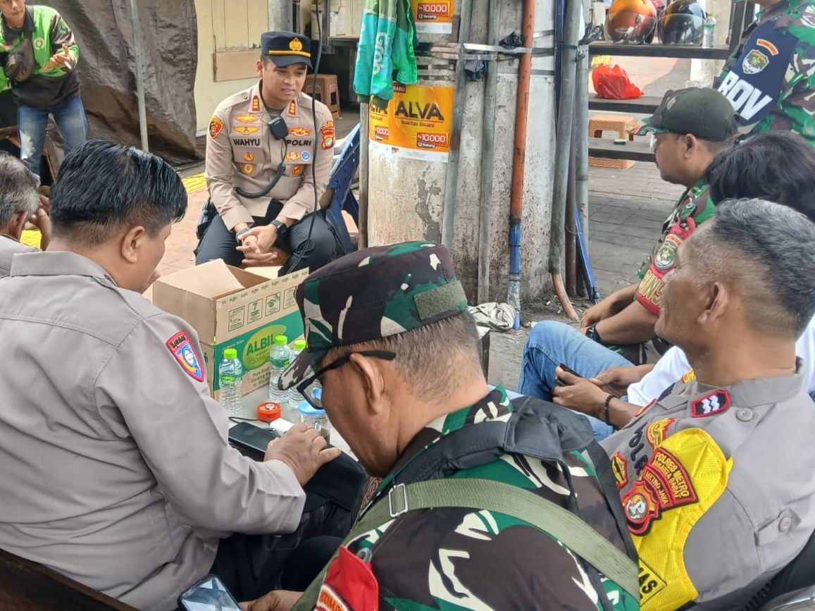 Jaga Jakarta On The Spot : Kapolsek Tambora Ajak Warga Bersinergi Wujudkan Kamtibmas Kondusif